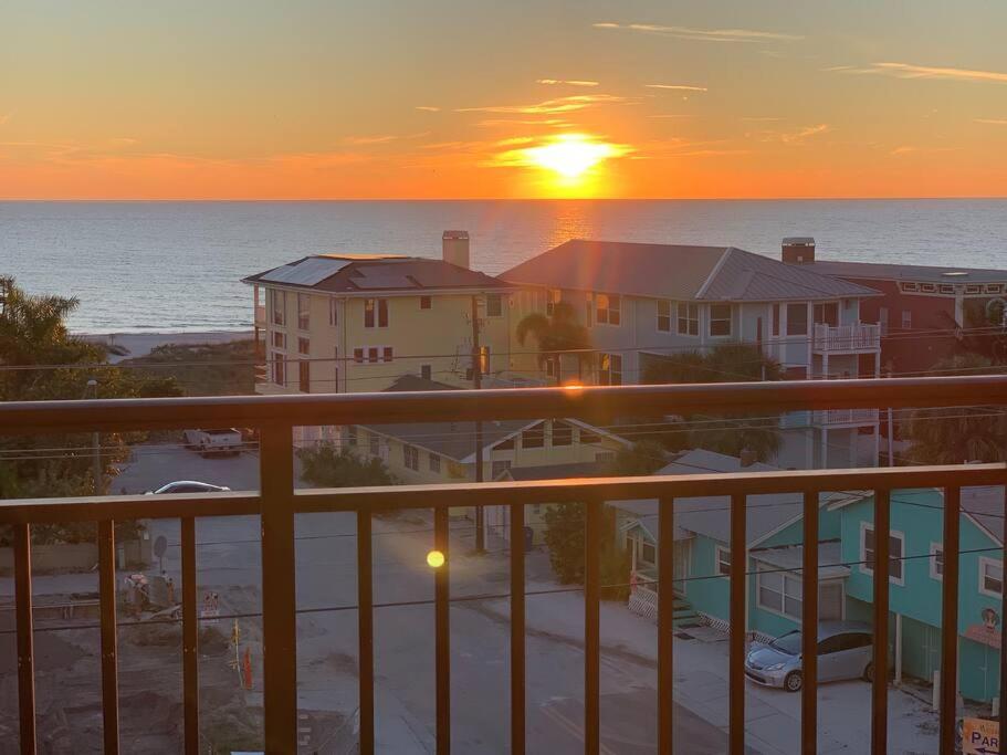 Gulf Coast Gold Private Condo - 2Bed, 2Bath, Sleep 6, Across Street From Beach, Balcony Views Of Sunsets, Beach & Gulf, Pool, Gym 圣徒皮特海滩 外观 照片
